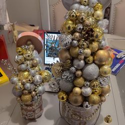  Handmade Ornament Centerpiece