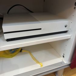 Xbox One S + 2 Controllers + 8 Disc games Bundle