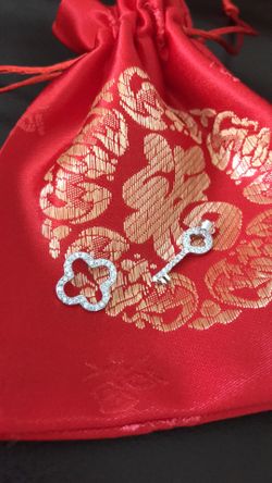 Two sliver pendant with silk pouch