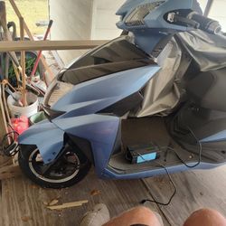 E Electric Moped Three-wheel Brand New No Miles On That A 2400 Wheel Sell 1500 The Brand New Each Batteries Cuz They Just Been Sitting