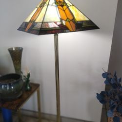 A PAIR OF TIFFANY STYLE FLOOR LAMPS 