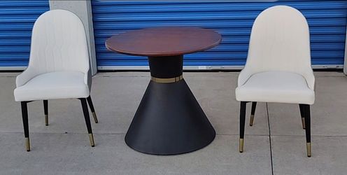 Luxurious Dining Table Set.