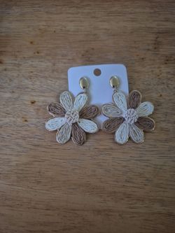 Raffita flower Earrings aprox 2"