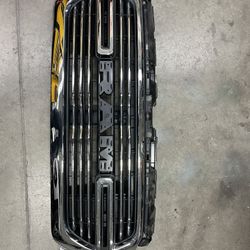 OEM  FRONT GRILLE 2019 Dodge Ram Laramie 