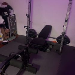 Bench press with weights and bar