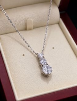 ✨ D Color VVS1 Moissanite Three-Stone Pendant Necklace – Elegant Everyday Luxury ✨
