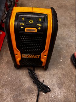Dewalt bluetooth radio with 2 batteries