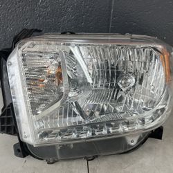 2014 2015 2016 2017 TOYOTA TUNDRA LEFT HEADLIGHT OEM