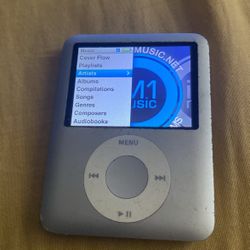 iPod  4GB It Work It Has Music 1126  Song 