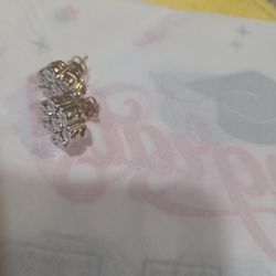 10k Gold Diamond Earrings New Condition.  