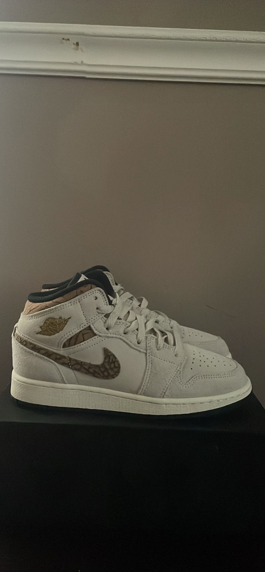 Air Jordan 1 Mid SE, Size 4.5Y