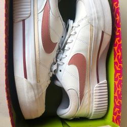 Women’s Nikes size 7