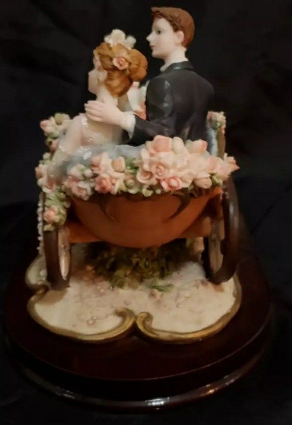 Casinelli statue of bride and groom in dove led carriage Figurines & Knick knacks