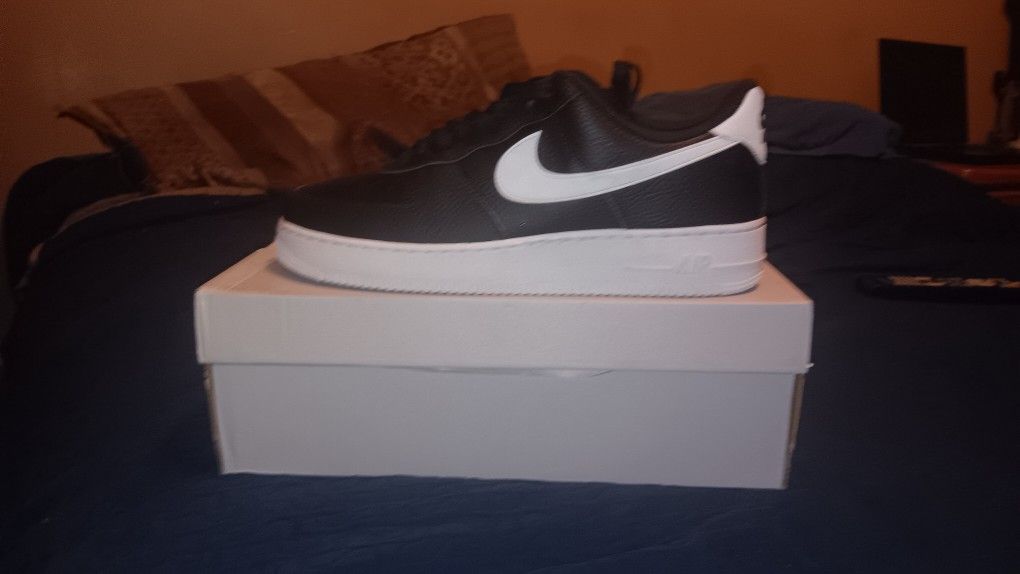 AF1 Blk and White 12