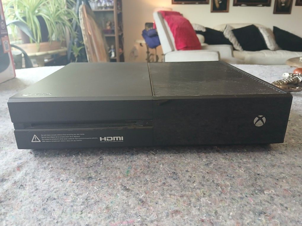 Microsoft Xbox One 500GB Home Console - Black (1540)
The Microsoft Xbox One 500GB Home Console in Black is a popular gaming console released by Micr
