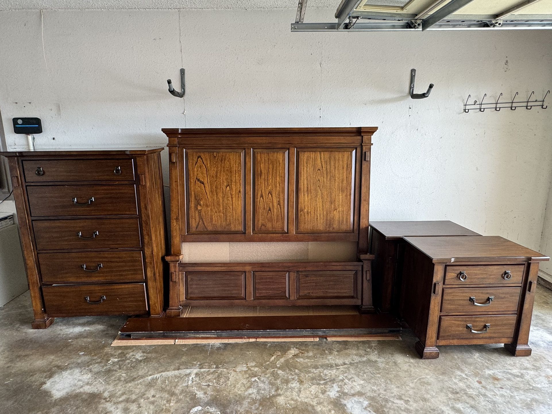 Chestnut Brown Hardwood Bedroom Furniture Set (ASHLEY FURNITURE)