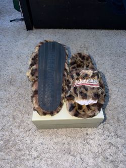 Bàlenciaga cheetah print slides