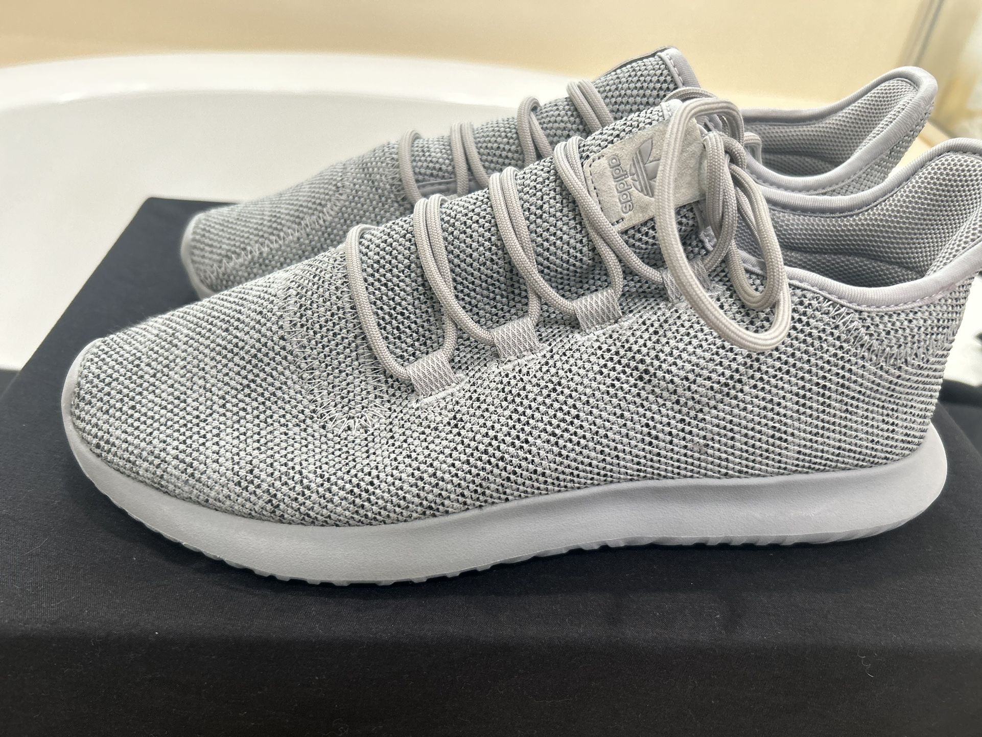 Adidas Size 10m Worn Once. 89$ Obo