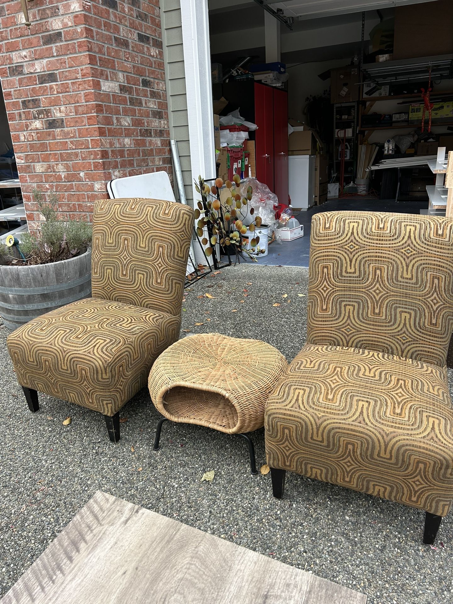 Gorgeous 2 Chairs + 2 End Tables