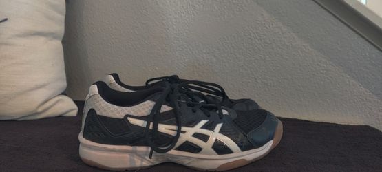 Soccer Shoes. Oasics Black & White. Size 5 1/2