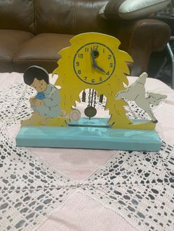 Vintage Lux Clock Mfg. Co. Desk or wall clock with key In great works