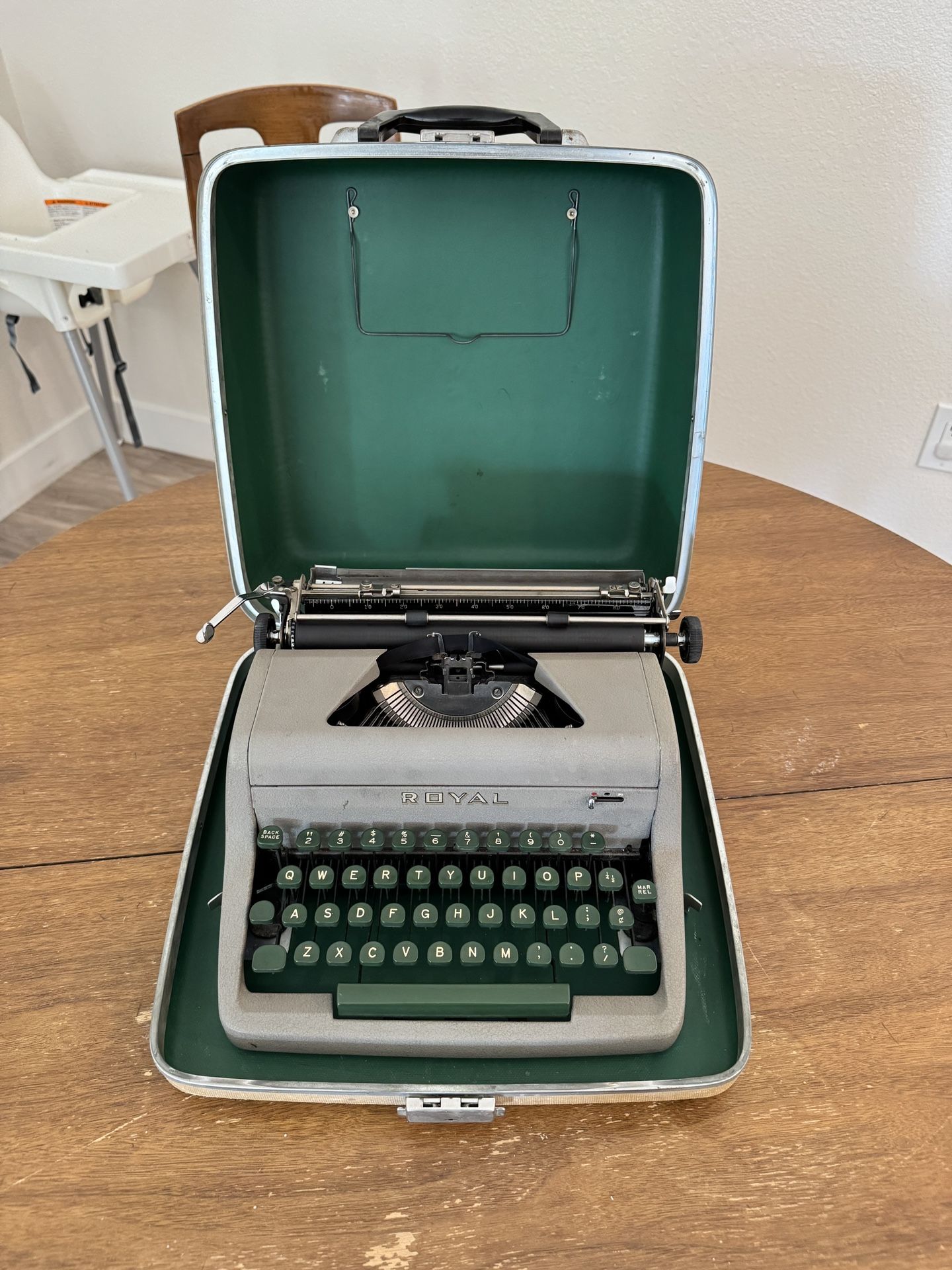Vintage Royal Companion Typewriter – Working Condition