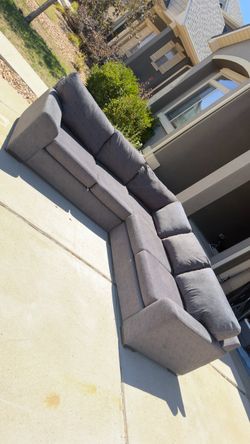 Couch - DELIVERY AVAILABLE / ENTREGA DISPONIBLE