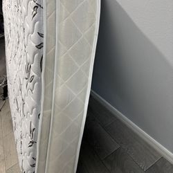 Full size mattress in excellent condition, no stains, no bad smell