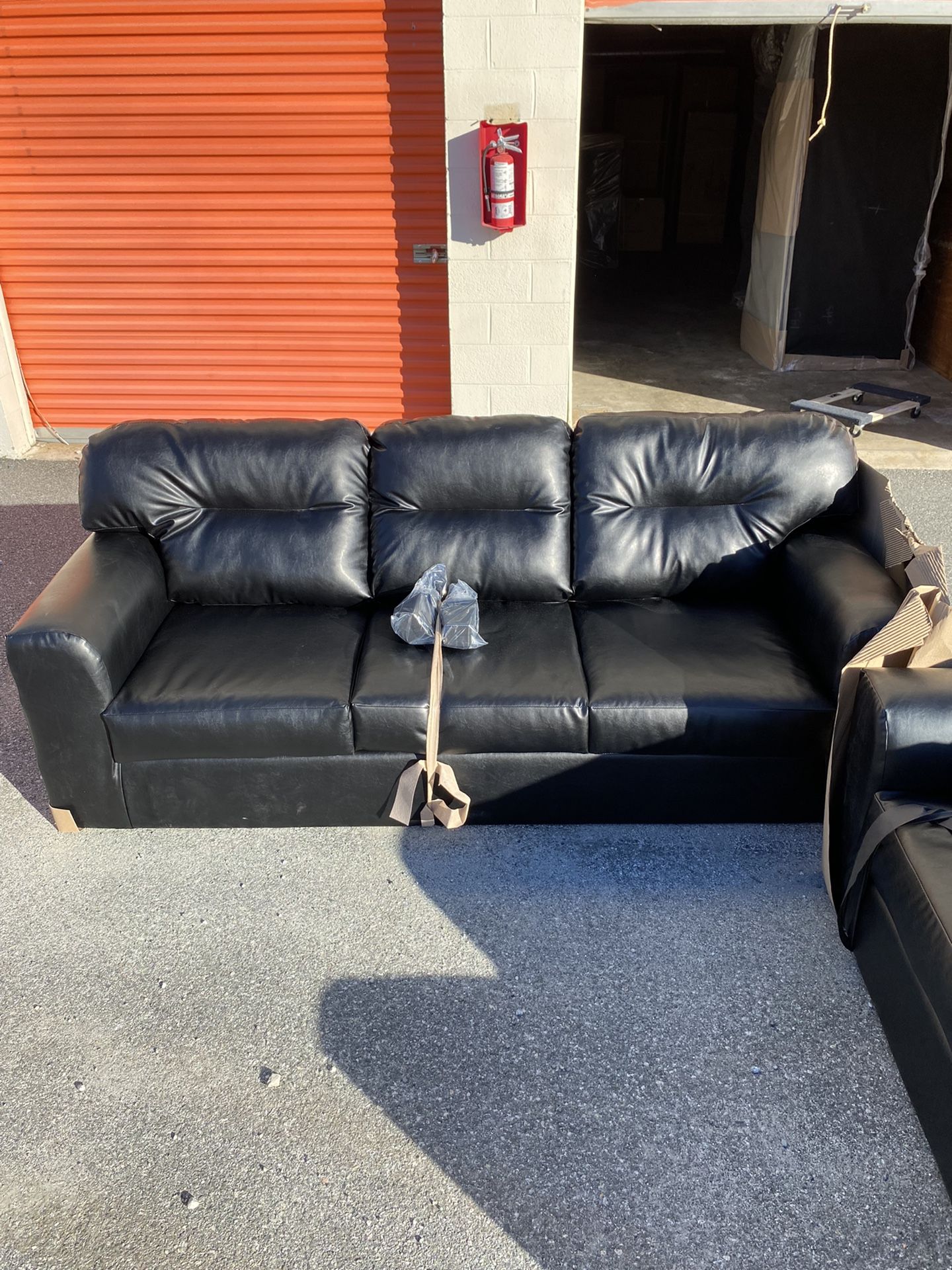 new living room set sofa and love seat only $680