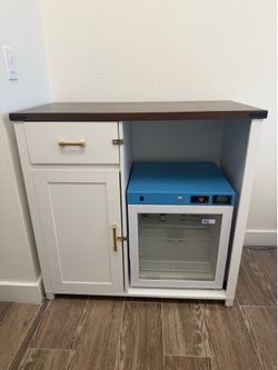 ***** Like New Mini Fridge Cabinet ******