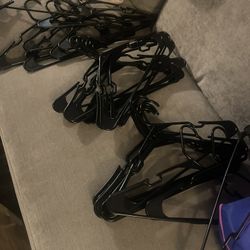 $1 hangers 10 Pieces For $1