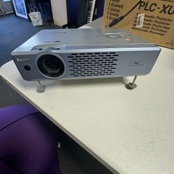 Sanyo PLC XU48 Multimedia Projector