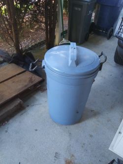 30 Gal Rubbermaid Trash Can