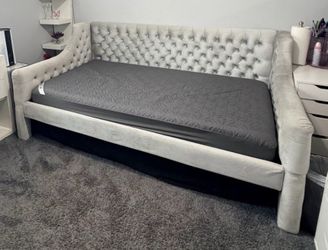 Tuft Day Bed Frame - Same Day Delivery - MANy Colors Available!!!