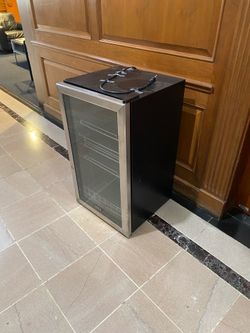 mini fridge - does NOT work but in good shape