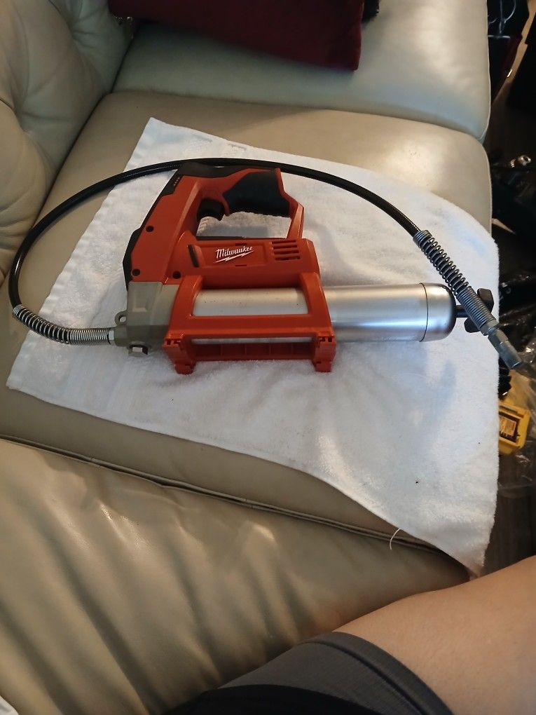 Milwaukee
M12 12V Lithium-Ion Cordless Grease Gun (Tool-Only)