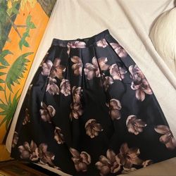 Elegant Flowered Skirt! Size L