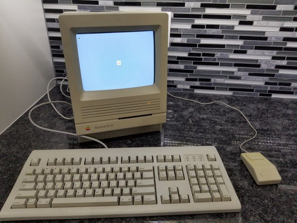 Vintage Apple Mac Se/30 Computer