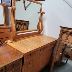 Dresser With Mirror 