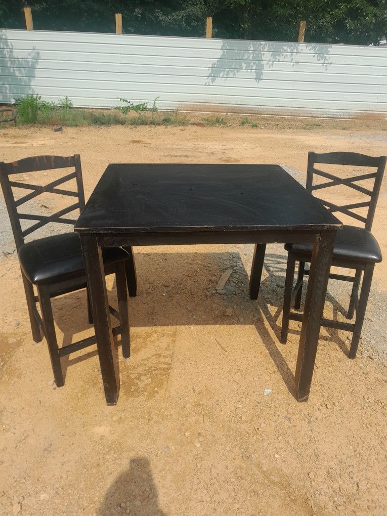 Bar Height Table with 2 Chairs . in great condition