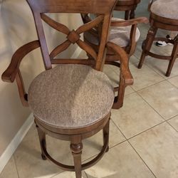 4 SWIVEL BAR STOOLS  30 IN SEAT HEIGTH  GREAT SHAPE. $425 OBO