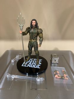 Mezco Toyz One:12 Aquaman Justice League Action Figure