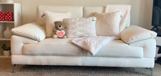 NEW!!!!!! BEAUTIFUL LEATHER SOFA FROM CITY FURNITURE