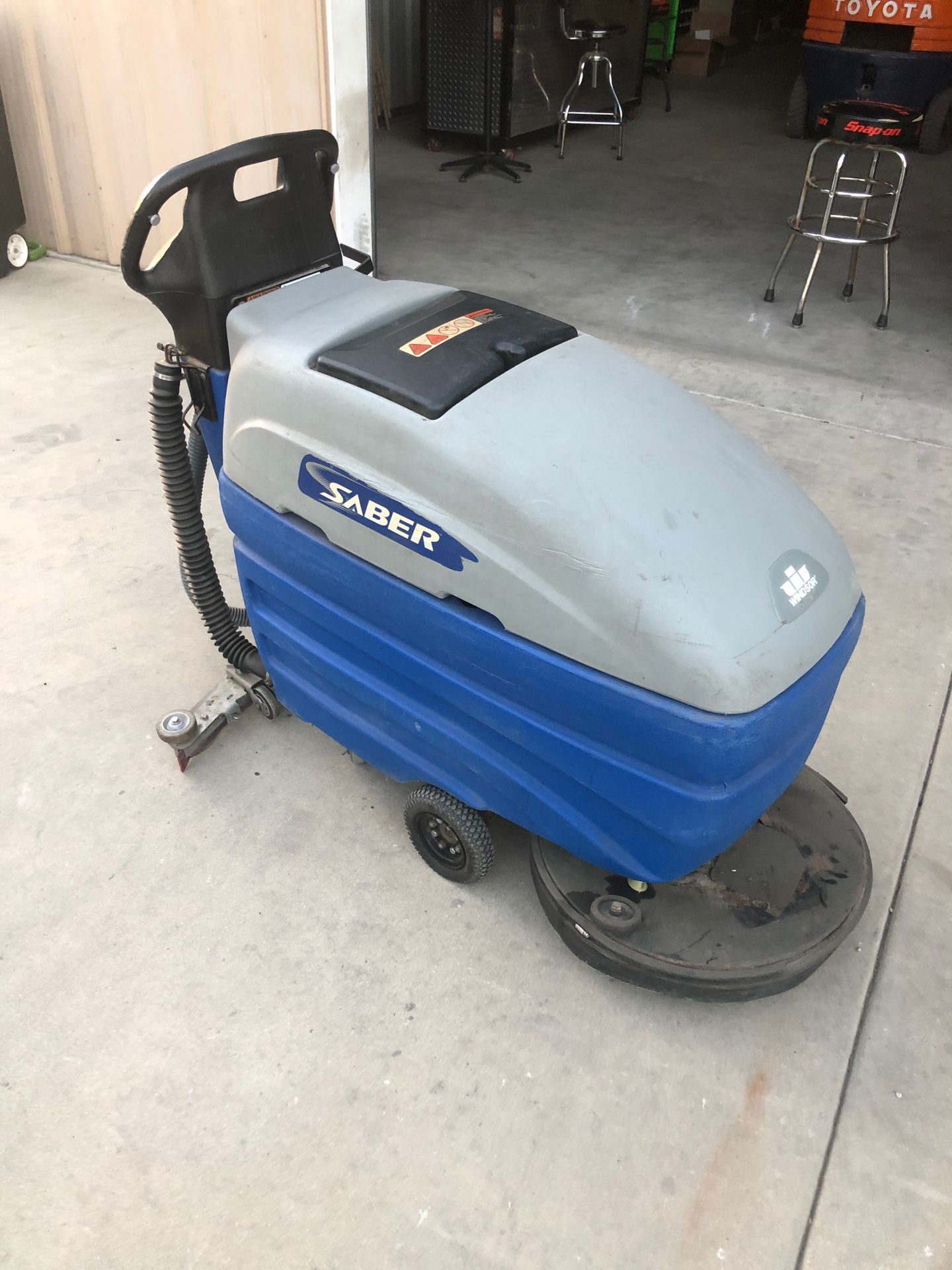 Reconditioned Windsor Saber Floor Scrubber- Floor Cleaner- Charger Included