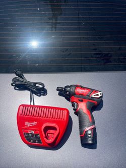 Milwaukee m12 drill bateria y cargador $55 firme precio por todo
