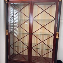 Elegant, Glass Display Cabinet / Curio Cabinet 