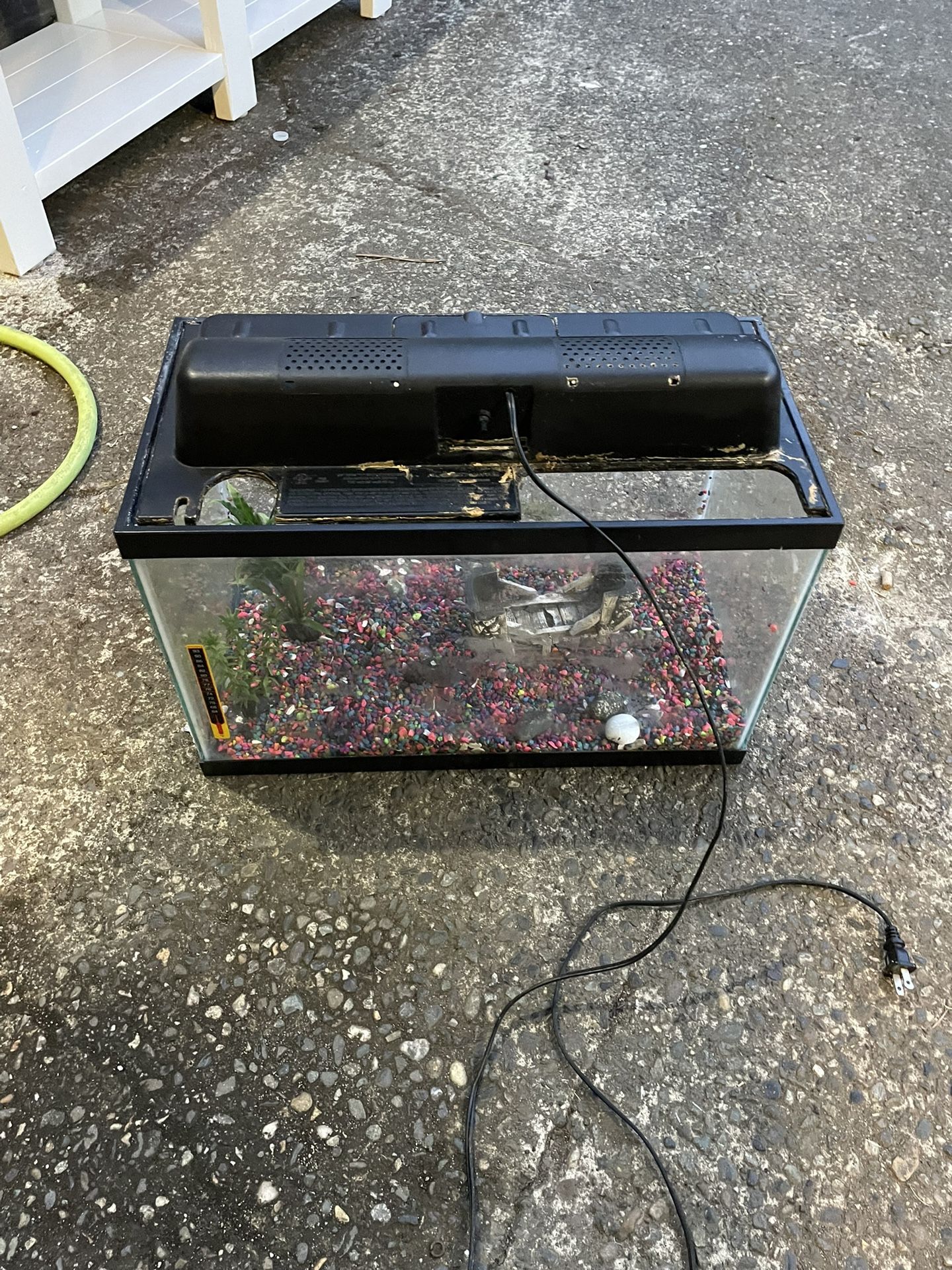 Nice Fish Tank ( 20 Inch Long X 10 Inch Wide X 13 Inch Height