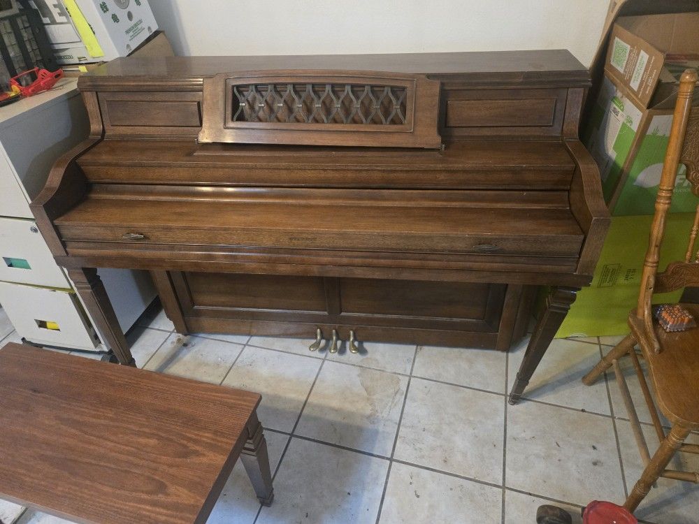 Everett Piano