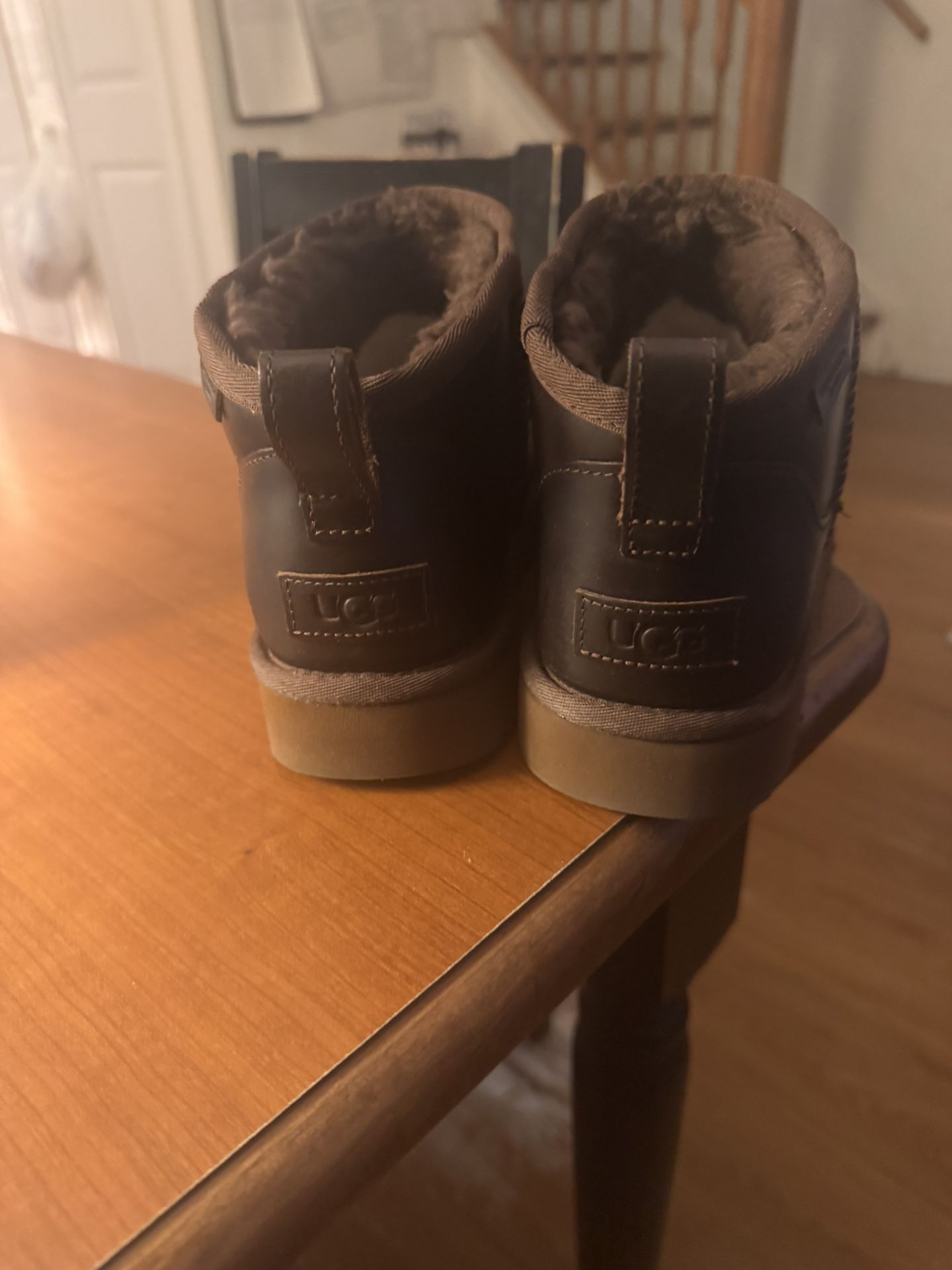 UGG LEATHER BOOTIES Size9