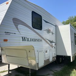 2005 WILDERNESS 5TH WHEEL TRAILER WITH DOUBLE SLIDE OUTS 25-FOOT